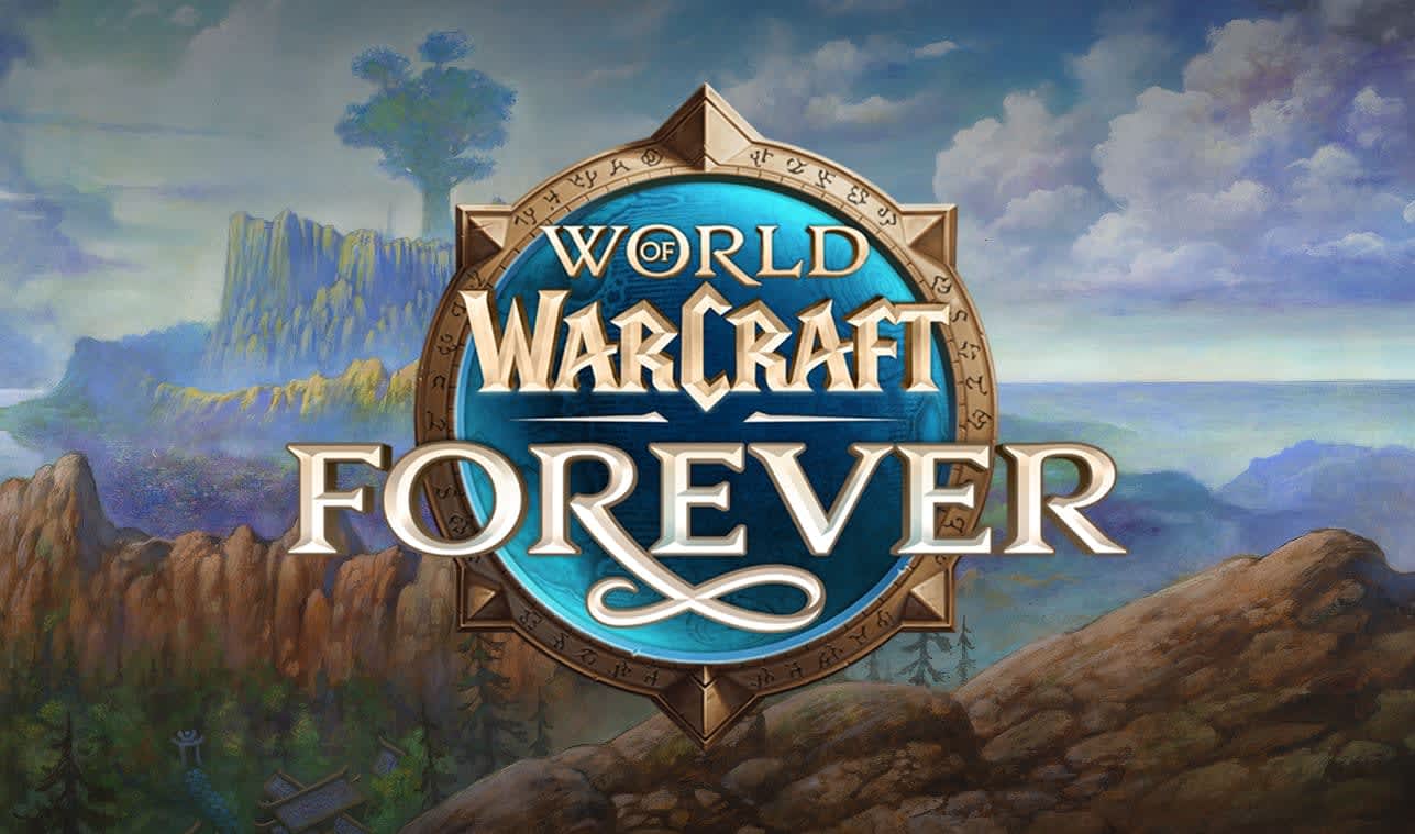 Logotipo de World of Warcraft: Forever sobre uma pintura de Azeroth com penhascos, uma árvore gigante no alto de um planalto e o mar ao fundo