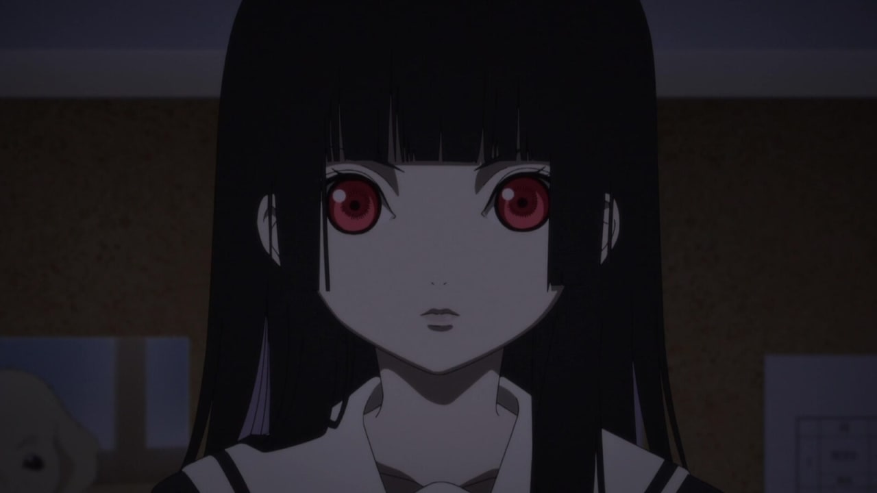 Ai Enma encara a câmera com olhos vermelhos e cabelo preto liso, em cena de Hell Girl: Fourth Twilight