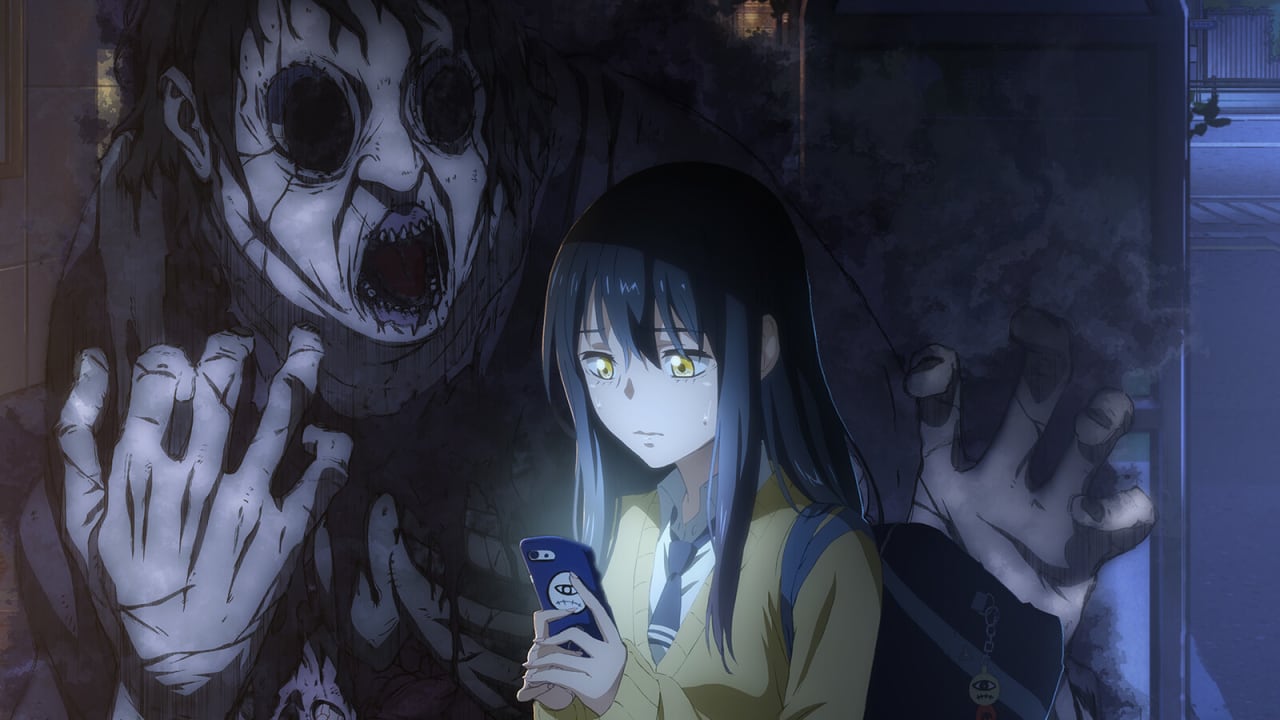 Miko olha para o celular em um ponto de ônibus à noite enquanto um fantasma enorme a cerca com as mãos, na arte de Mieruko-chan