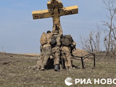 Тульские десантники подняли упавший в ходе боёв крест в Курской области