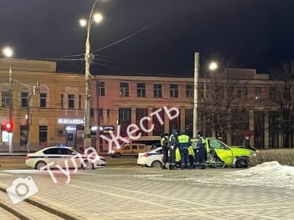 В центре Тулы BMW врезался в рекламный щит
