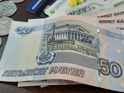 Владимир Путин предложил с 2024 года повысить МРОТ до 19 242 рублей