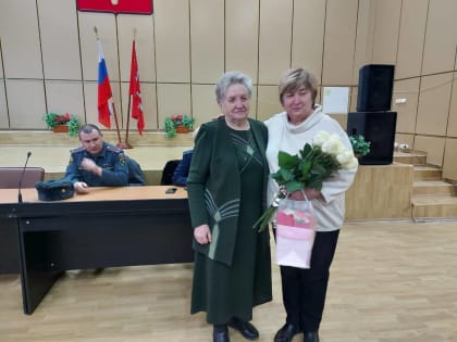 Инна Шевелева поздравила председателя ТОС «Серебровский» Ирину Фатееву