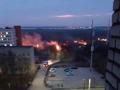 В тульском микрорайоне Петровский загорелась трава