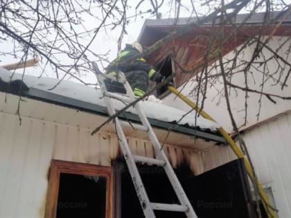 В Новомосковске при пожаре спасли 90-летнюю бабушку