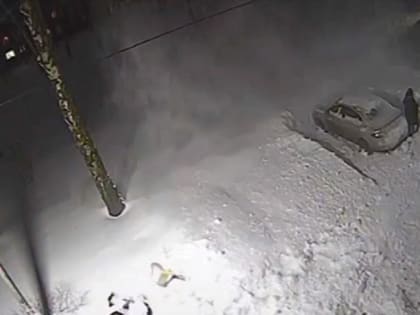 В Узловой сорвавшаяся с крыши лавина едва не накрыла женщину