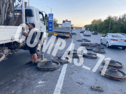 На улице Рязанской в Туле с большегруза выпала часть груза на дорогу