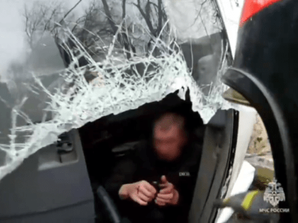 Новомосковский спасатель показал кадры деблокировки водителя после ДТП