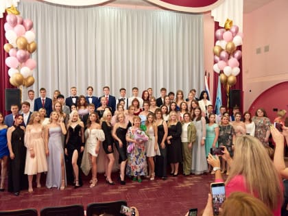 Ирина Симонова вручила аттестаты выпускникам центра образования № 7