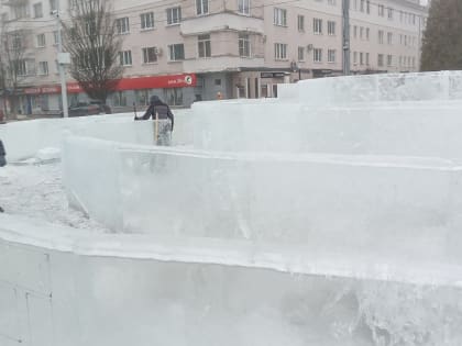 На Центральной площади возводят ледяной городок