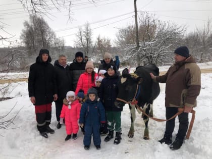 Корова Умка и суперхолодильник: Николай Воробьев исполнил мечты многодетных семей