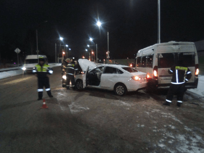 На улице Хворостухина в Туле столкнулись микроавтобус и легковой автомобиль