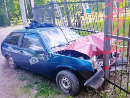 Пьяный водитель без прав на «ВАЗе» врезался в забор в тульском поселке Петелино