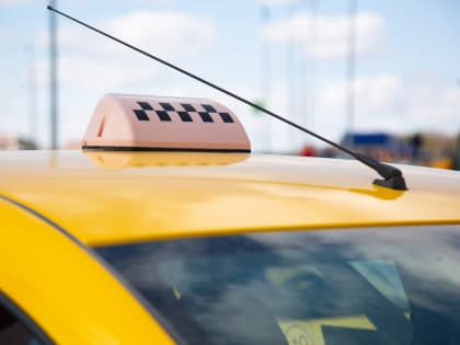 МВД поддержало инициативу о запрете парковки такси во дворах