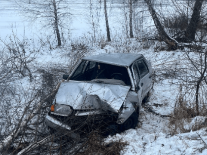 51-летняя водитель «Лады» съехала в кювет и врезалась в дерево под Киреевском