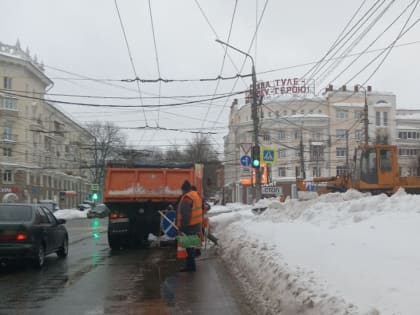 В Туле ведется обработка тротуаров противогололедными материалами