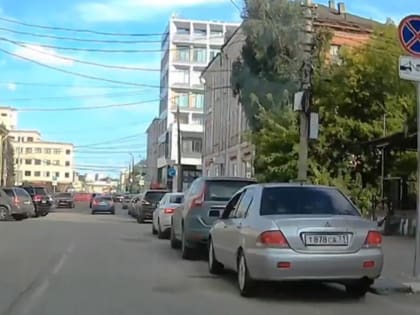 В центре Тулы попал на видео «симпозиум» нарушителей парковки