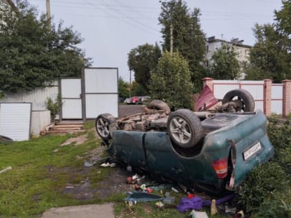 В Алексинском районе женщина на Mercedes-Benz без прав врезалась в забор и перевернулась