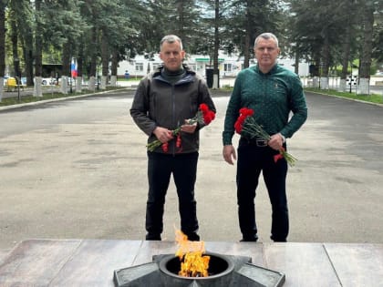 Дмитрий Афоничев и Геннадий Никитин возложили цветы на «Аллее Славы» в Дубенском районе