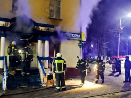 Ночью в Туле сгорел магазин автозапчастей и соседняя квартира