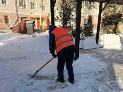 В России хотят запретить стричь газон и убирать снег с 22 до 8 часов