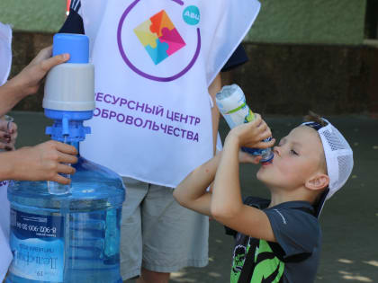 Жара в Новомосковске: на Центральной площади города начали раздавать бесплатную питьевую воду