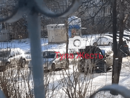 В Туле на улице Революции хулиганы прокалывают шины припаркованных автомобилей