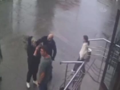 В центре Новомосковска   мужчина при выходе из здания ударил женщину коробкой в лицо