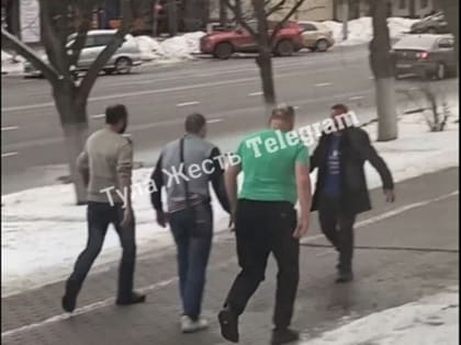 В центре Тулы средь бела дня мужчина с окровавленным лицом начал махать ножом