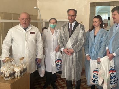 Военнослужащим в госпитале раздали пасхальные куличи