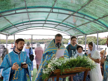 В восьмой раз в селе Гремячее состоялся Крестный ход по воде