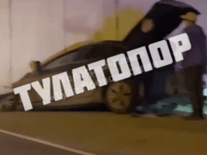 В тульском Карамышево легковой автомобиль улетел под фуру