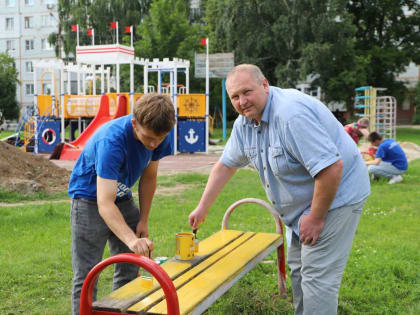 «Трудовые бригады» помогли в благоустройстве придомовой территории
