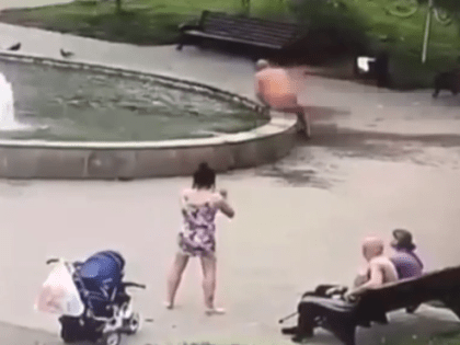 Голый мужчина в Ефремове решил искупаться в фонтане