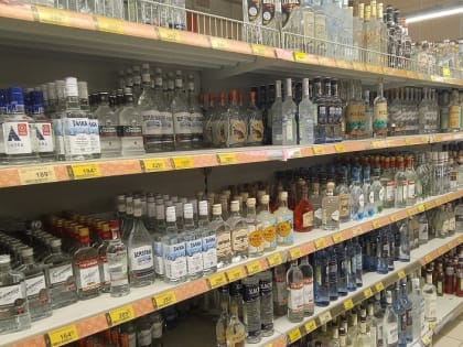 Россиянам подняли минимальные цены на водку и сигареты