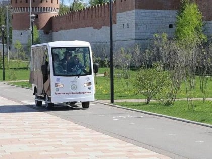 Туристический электромобиль начал работать в историческом центре Тулы