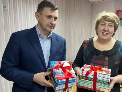 Александр Рем передал комплекты книг Новомосковской библиотечной системе