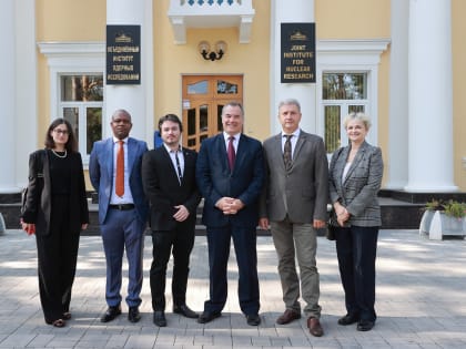 Представители Посольства ЮАР в РФ посетили ОИЯИ