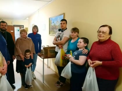 Галина Алёшина передала пасхальные угощения вынужденным переселенцам, проживающим в Плавске