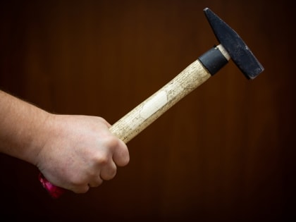 Ревнивец из Донского ударил свою подругу молотком по голове, но потом извинился