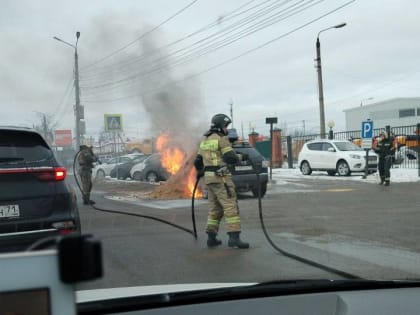 В Туле на Новомосковском шоссе загорелся автомобиль