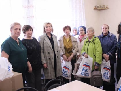 Ольга Слюсарева и Инна Шевелева передали куличи обществу инвалидов Привокзального округа