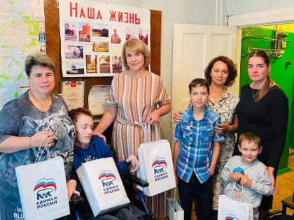 Ирина Рублевская предоставила канцтовары членам общества инвалидов