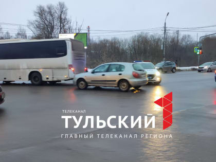 В Туле на улице Рязанской столкнулись автобус и легковушка