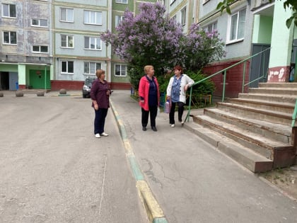 Ирина Симонова проверила состояние отремонтированного двора в Заречье