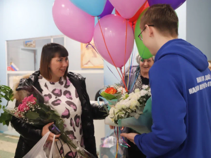 Волонтеры встретили из роддома жену и новорожденного сына мобилизованного