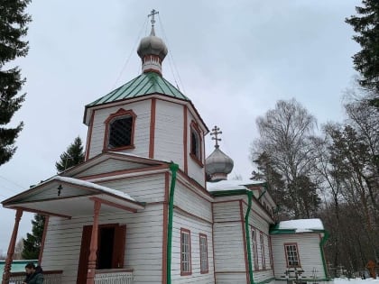 Представители новомосковского духовенства посетили место погребения митрополита Серапиона
