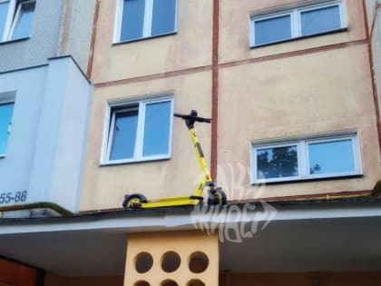 В Туле припарковали электросамокат на крыльце подъезда на улице Фрунзе