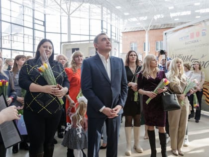 Алексей Дюмин поздравил с 8 марта жен военнослужащих