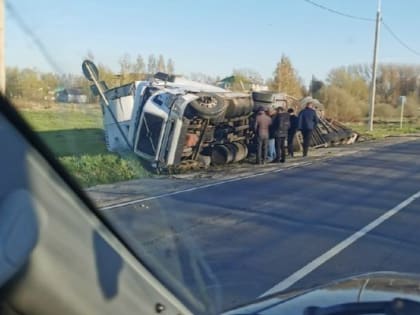 Вблизи Новомосковска перевернулась фура